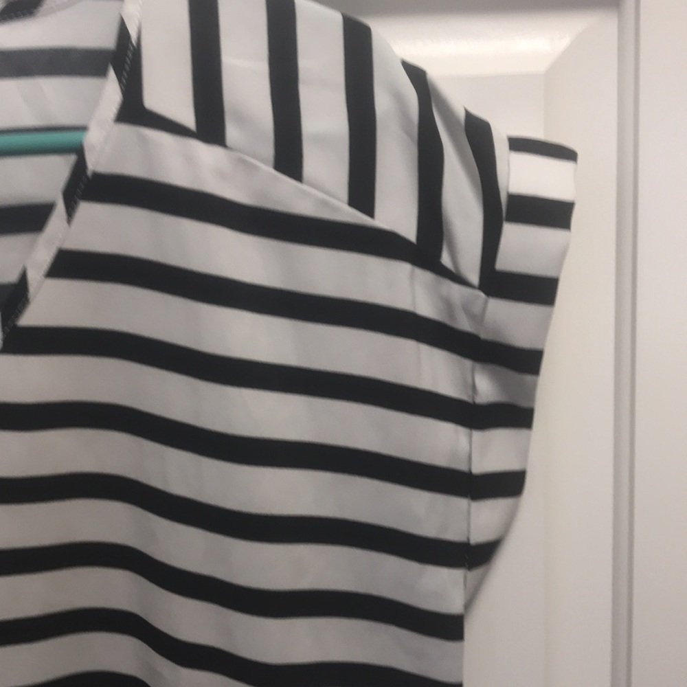3 for $15 🦋🦋 Express short sleeve black and white stripe blouse - Picture 3 of 8